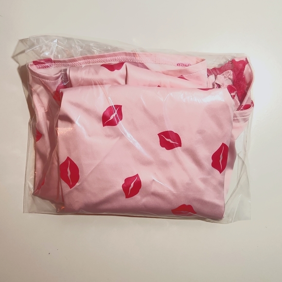 ❤️NWT TORRID SLEEP CAMI - LACE TRIM TANK - LIPS PRINT DREAM SATIN SOFT PLUS SIZE - Picture 5 of 12